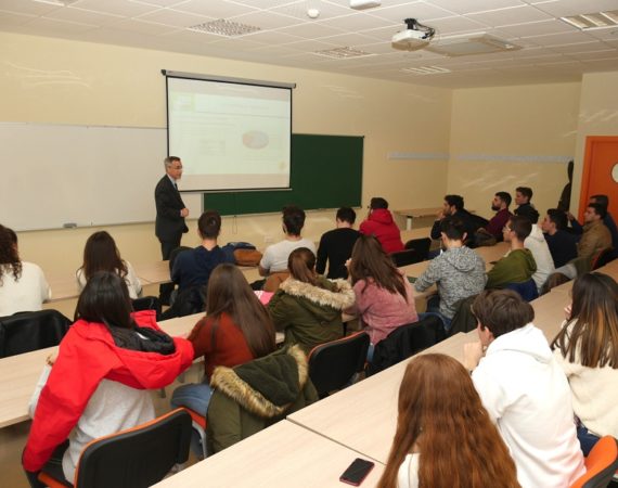 El Proyecto Edufinet de Unicaja traslada a universitarios de Jaén las claves de la financiación en el sector empresarial